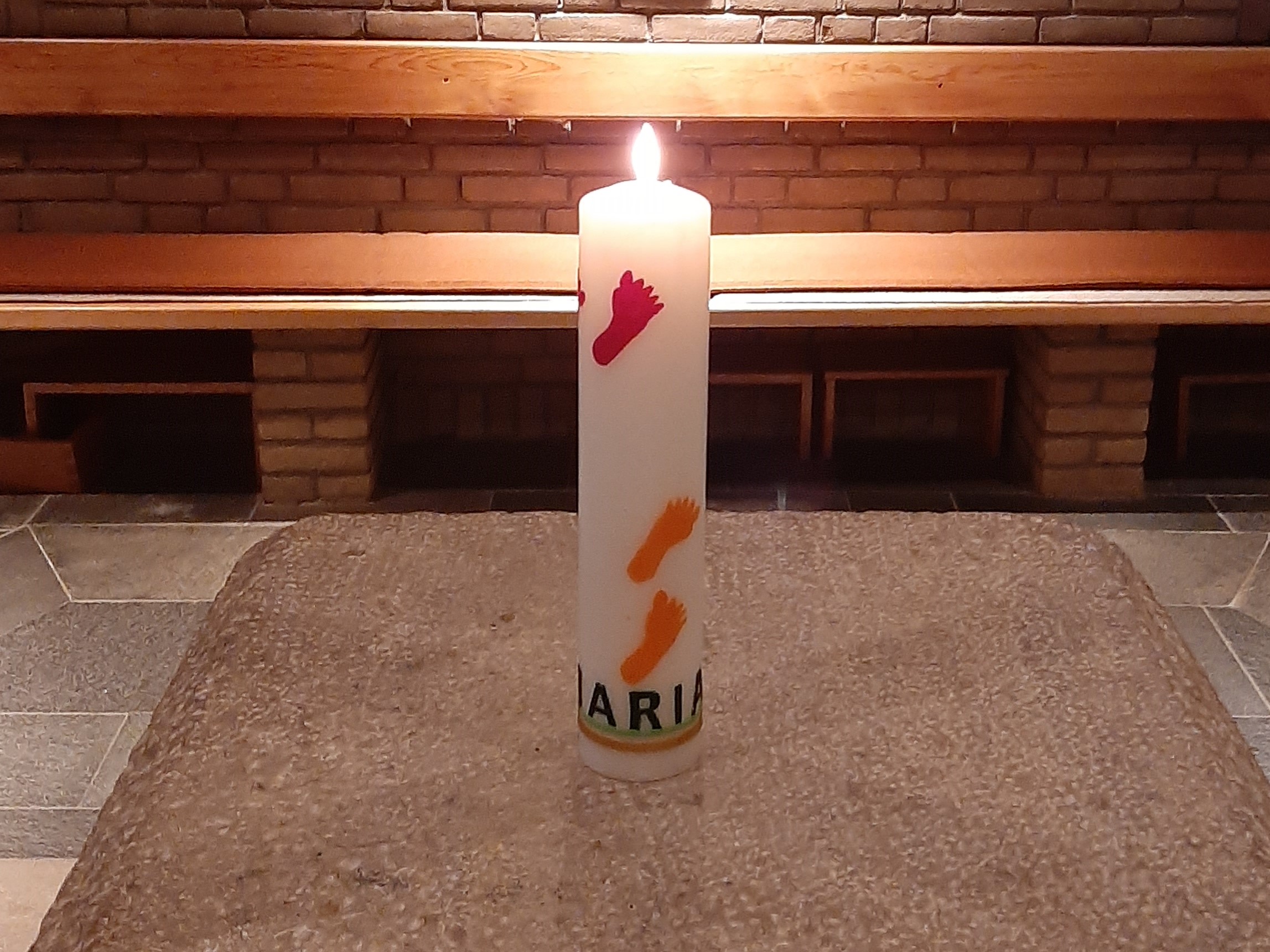 Das Foto zeigt die Kerze, die beim Schritt für Schritt Gebet in der Margaretakirche angezündet wird.