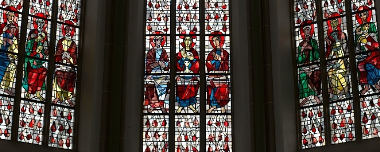 Abendmahlsszene im Kirchenfenster. Foto: Mensing