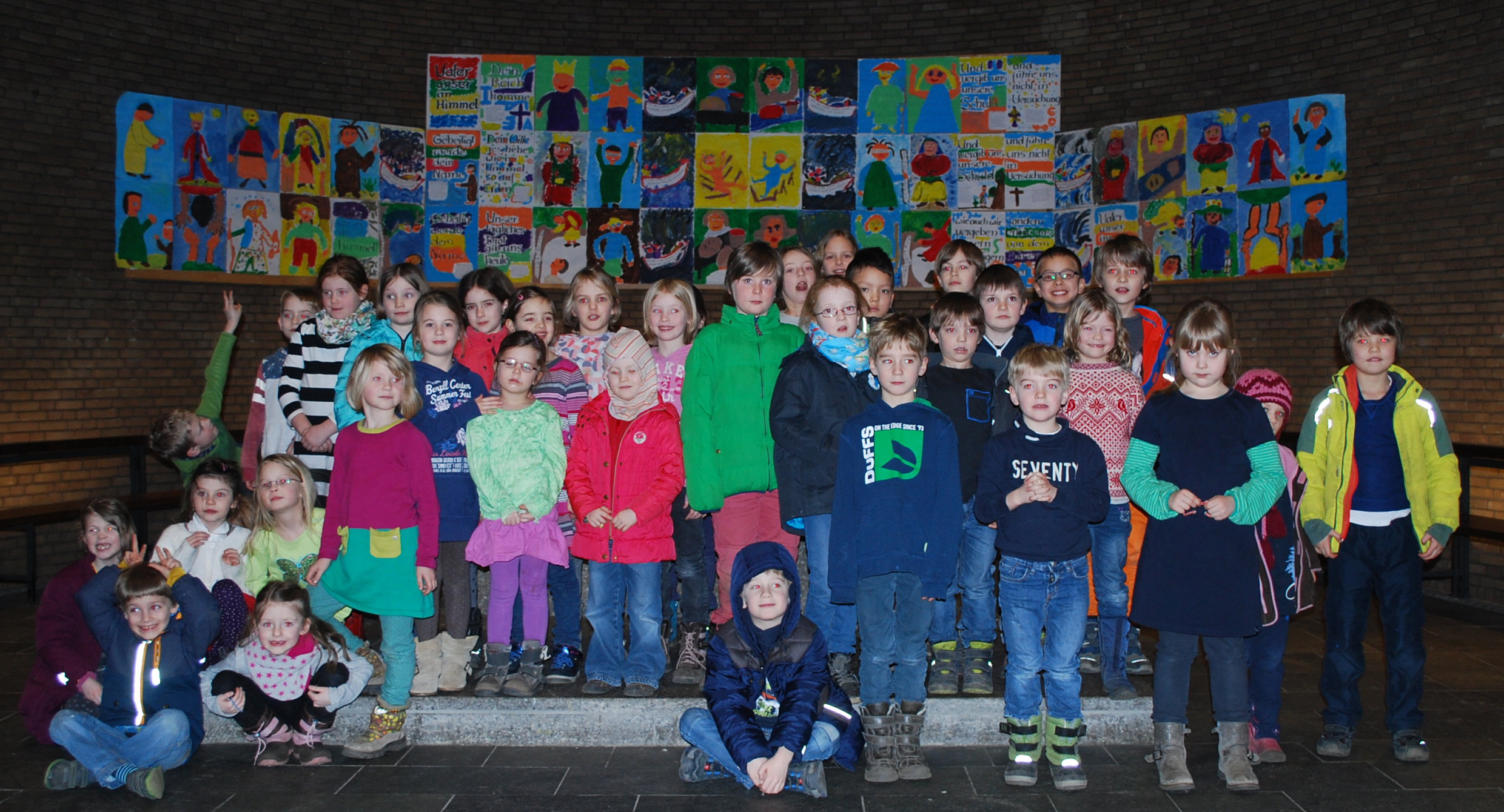 Schülerinnen und Schüler der Margaretenschule vor dem von ihnen erstellen Altarbild