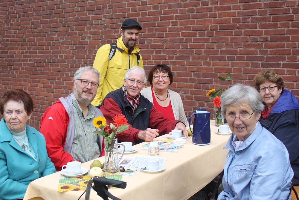 Gute Stimmung bei der Apfelsaft und -kuchenverköstigung Foto: Chr. Schräder