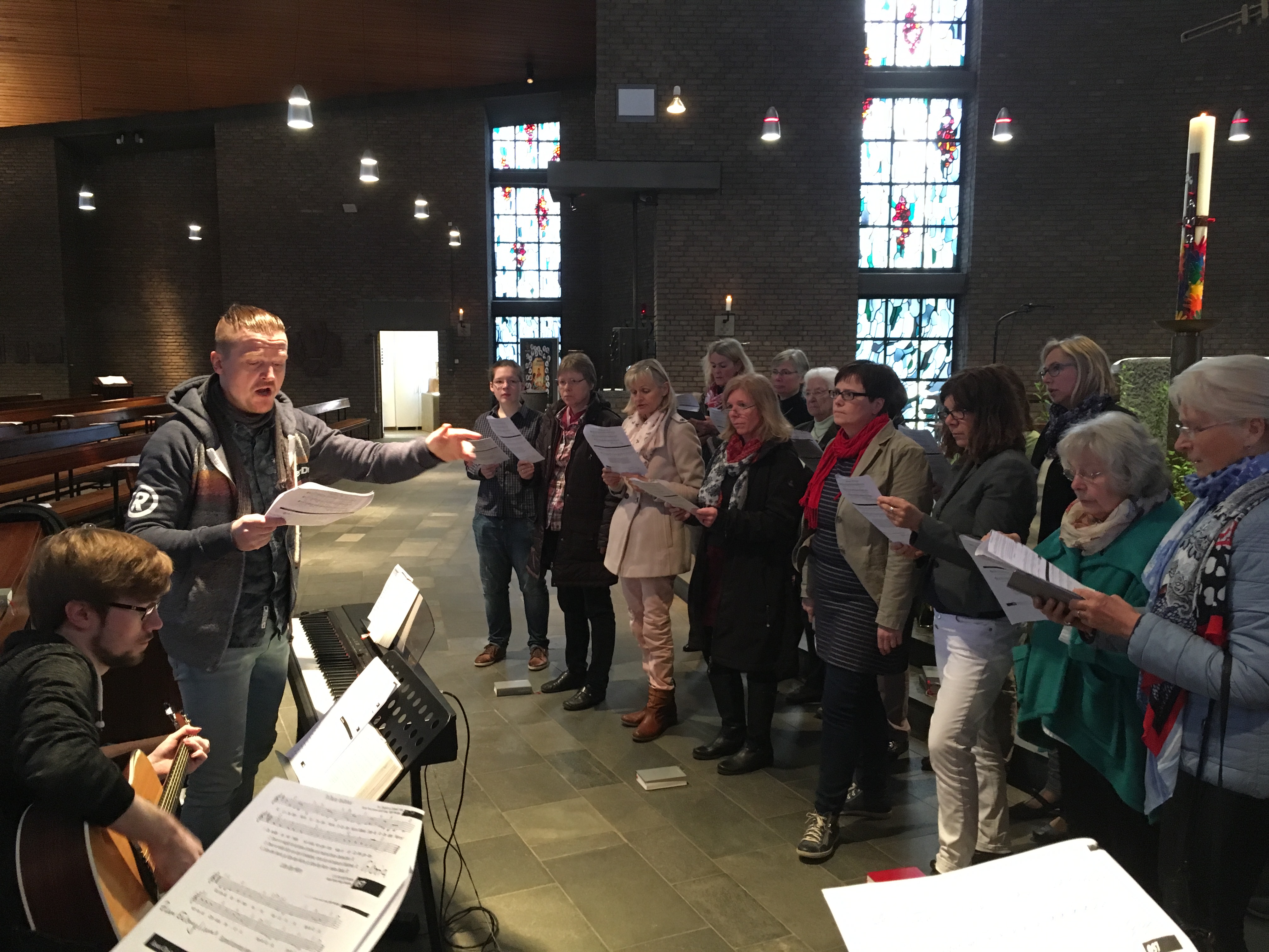 Michael Austenfeld dirigiert den Spontanchor vor Beginn des Gottesdienstes