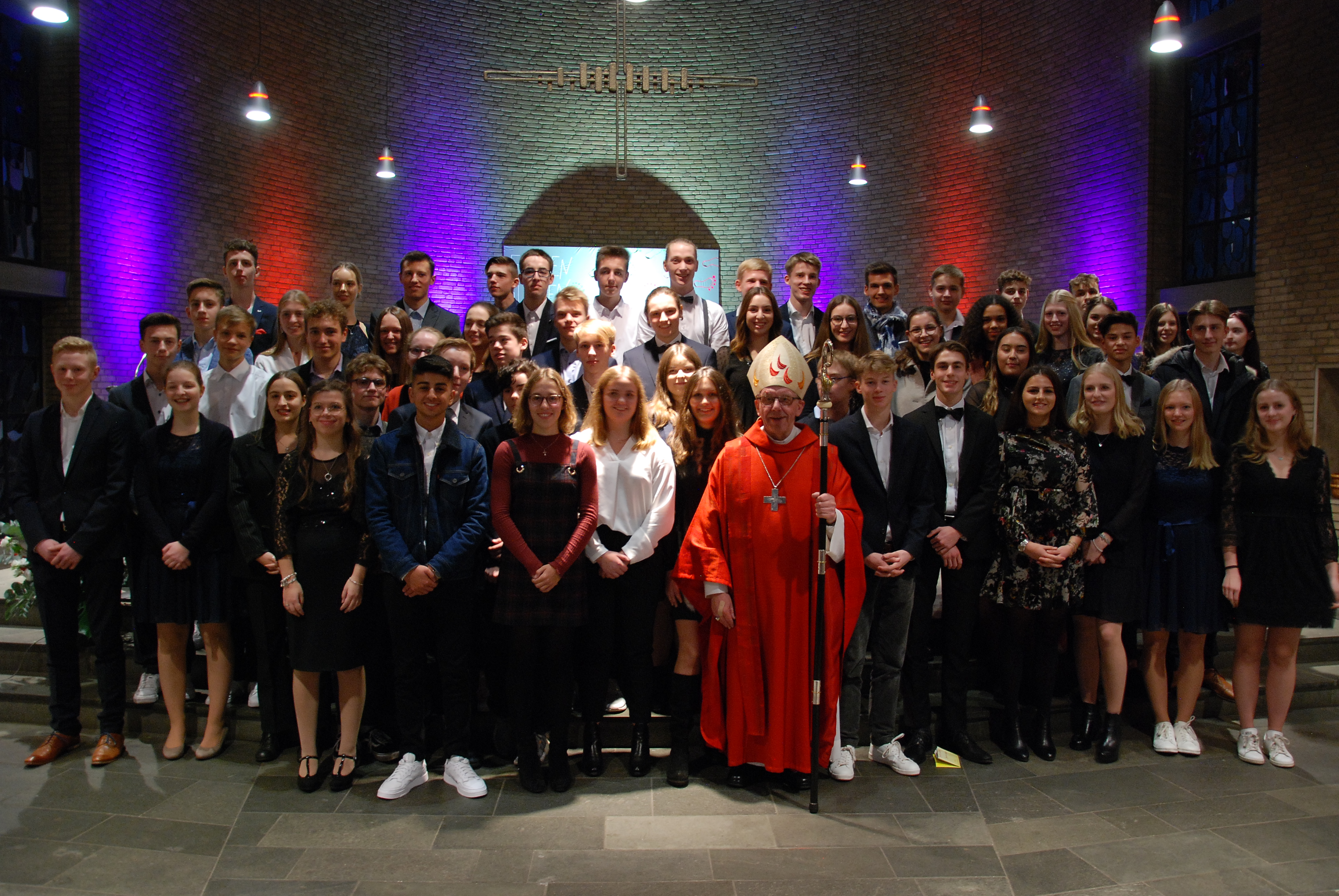Gruppenfoto der 56 neugefirmten Jugendlichen mit Weihbischof Geerlings