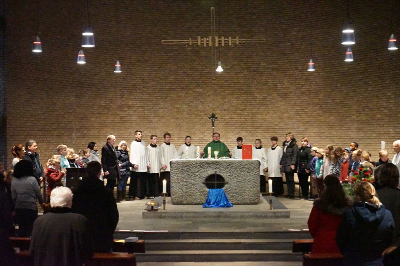 Die Erstkommunionkinder beim Friedensgruß im Vorstellungsgottesdienst