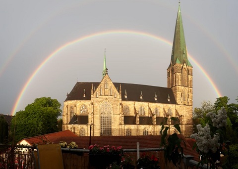 Kirche unterm Regenbogen