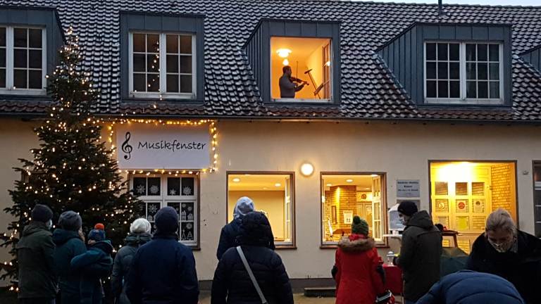 Blick auf das Musikfenster am Nikolaustag