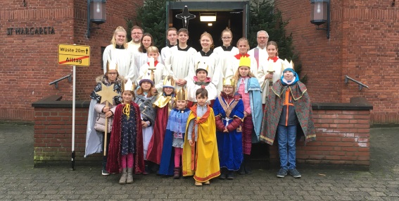 Ein Teil der Sternsinger*innen am Kirchort Margareta