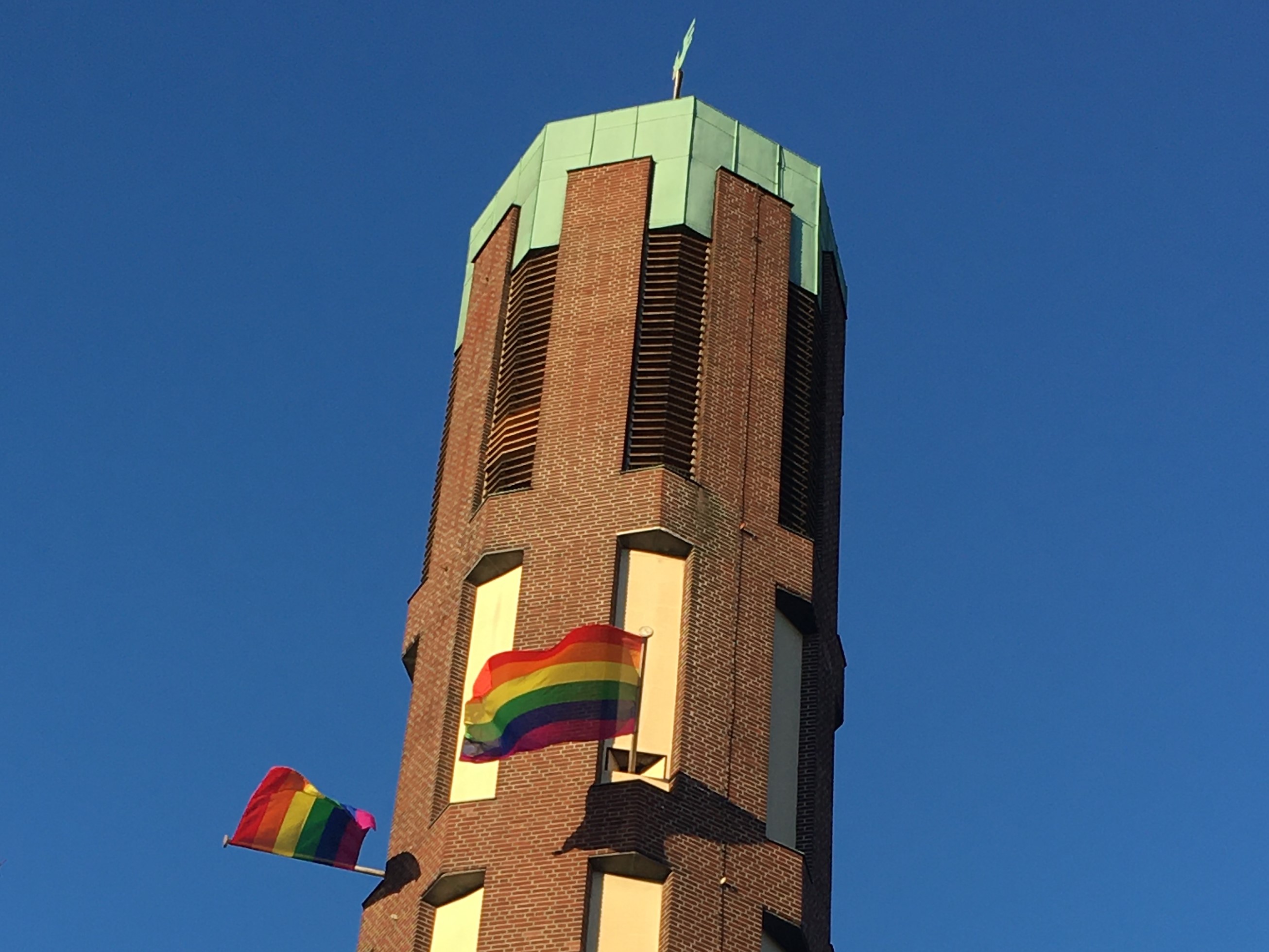 Regenbogenfahnen am Turm der Margaretakirche