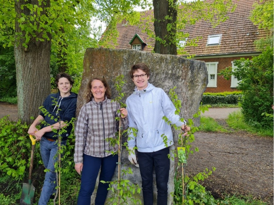 Adrian, Hildegard und Theo bei der Arbeit. Foto privat