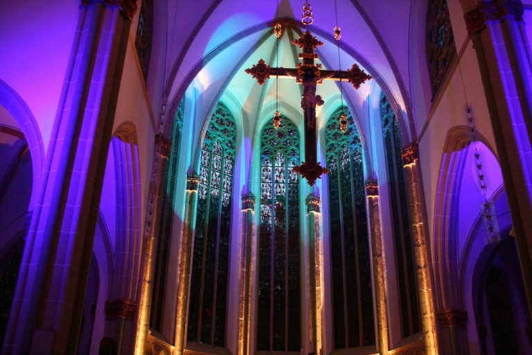 Farbig beleuchteter Kirchenraum
