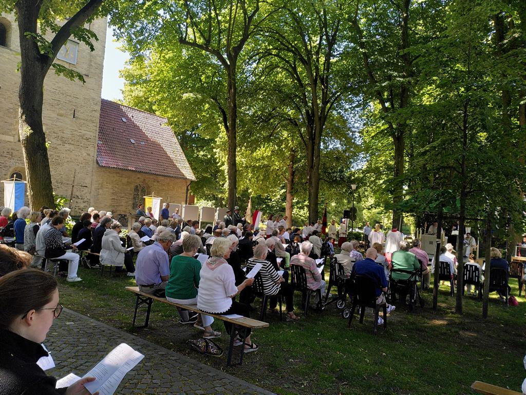 Messe in der "grünen Kathedrale"