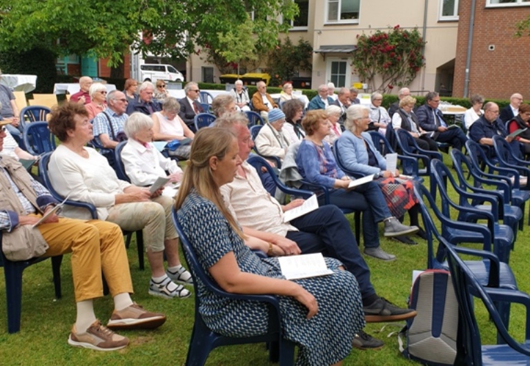 KAB-Jubiläumsgottesdienst im Garten des Kettlerhauses