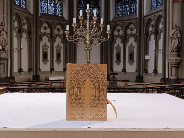 Das Neue Evangeliar auf dem Altar in Herz-Jesu