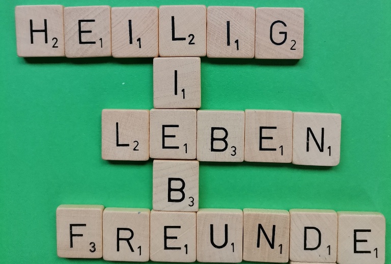 Scrabble-Buchstaben zu Heilig