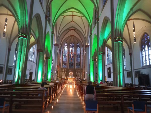 Die farbig ausgeleuchtete Kirche