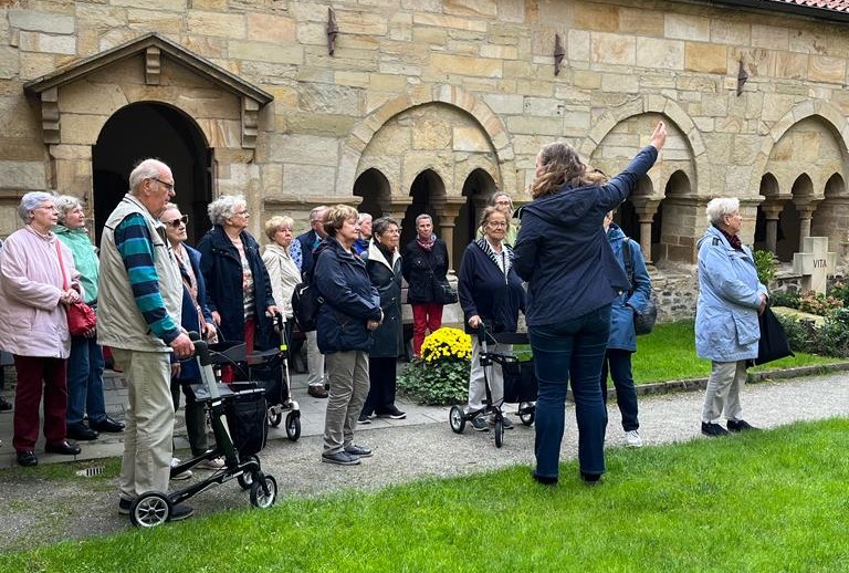 Die Gruppe auf dem Domherrenfriedhof