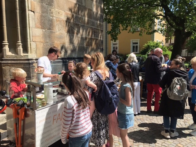 Leckeres am Stand vor der Herz-Jesu-Kiche