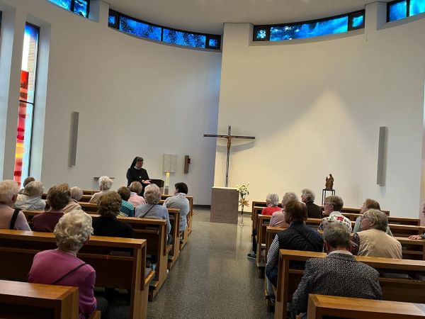 Die Teilnehmerinnen in der Kapelle