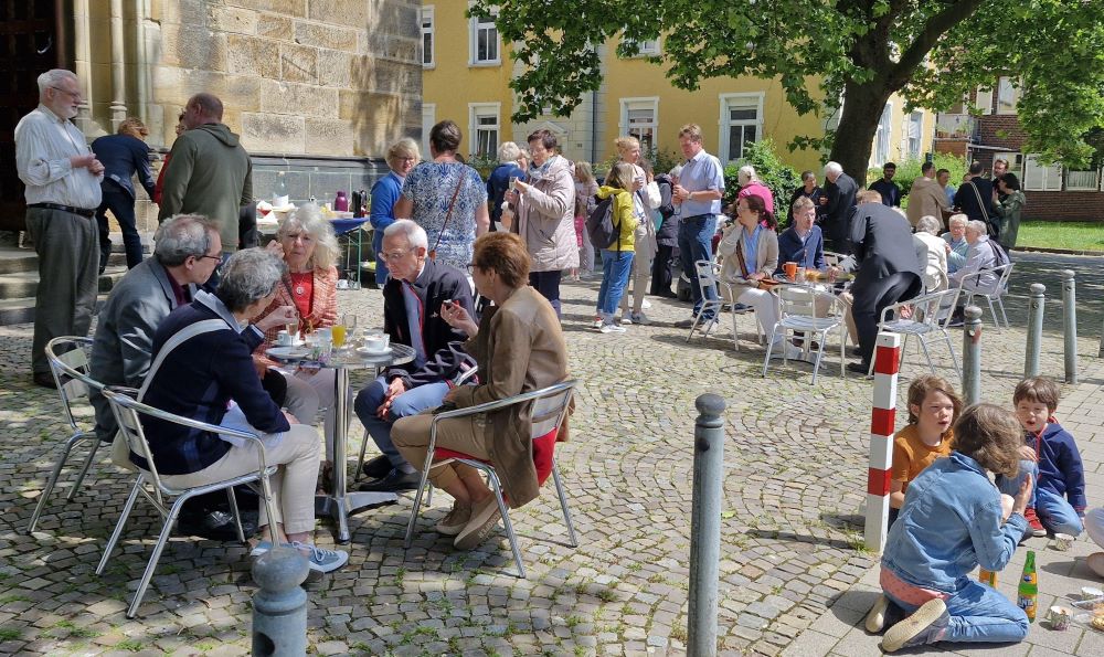 Begegnung nach dem Festgottesdienst