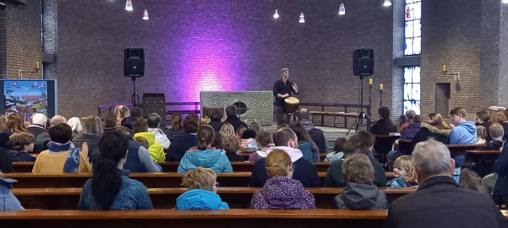 Blick in den Trommel-Gottesdienst