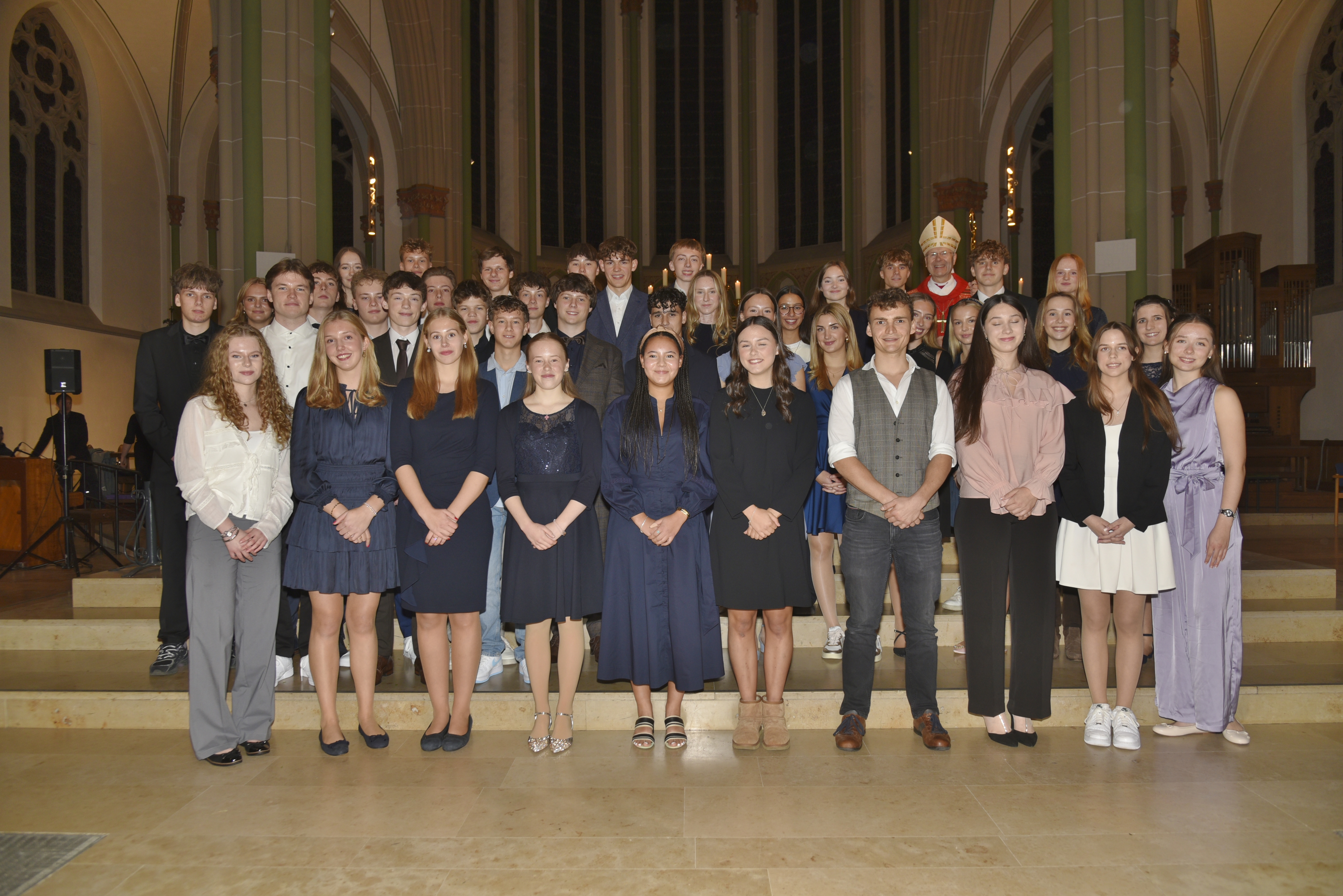 Das Foto zeigt 39 Jugendliche aus der Pfarrei Sankt Mauritz, die am 11. Oktober in der Herz-Jesu-Kirche gefirmt worden sind.
