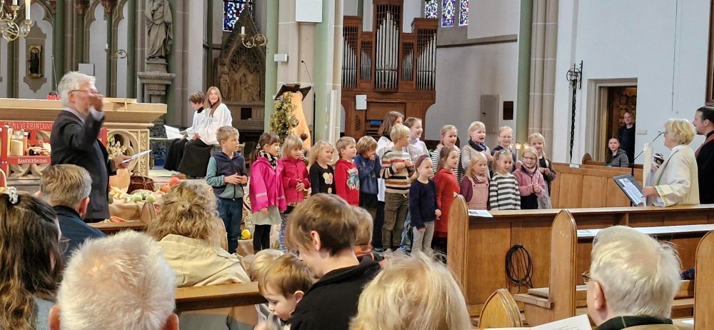 Die Bibeltags-Kinder singen im Gottesdienst