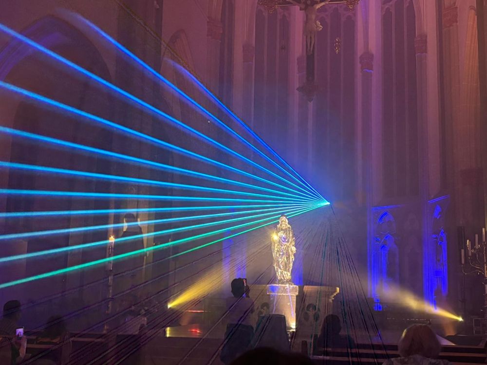 Laserstrahlen in der Kirche