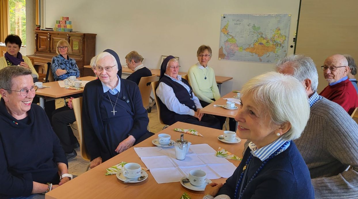 Gemeindemitglieder und Ordensfrauen
