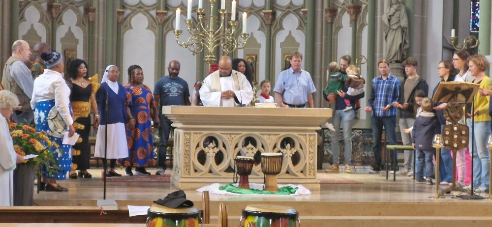 Gemeinschaft rund um den Altar