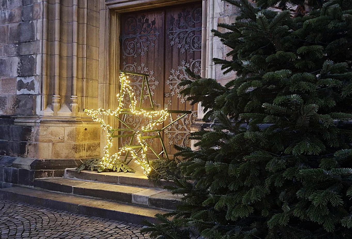 Lichterstern vor der Kirchentür
