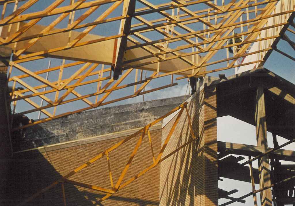 Der Dachstuhl der Margaretakirche während der Bauzeit im Jahr 1962
