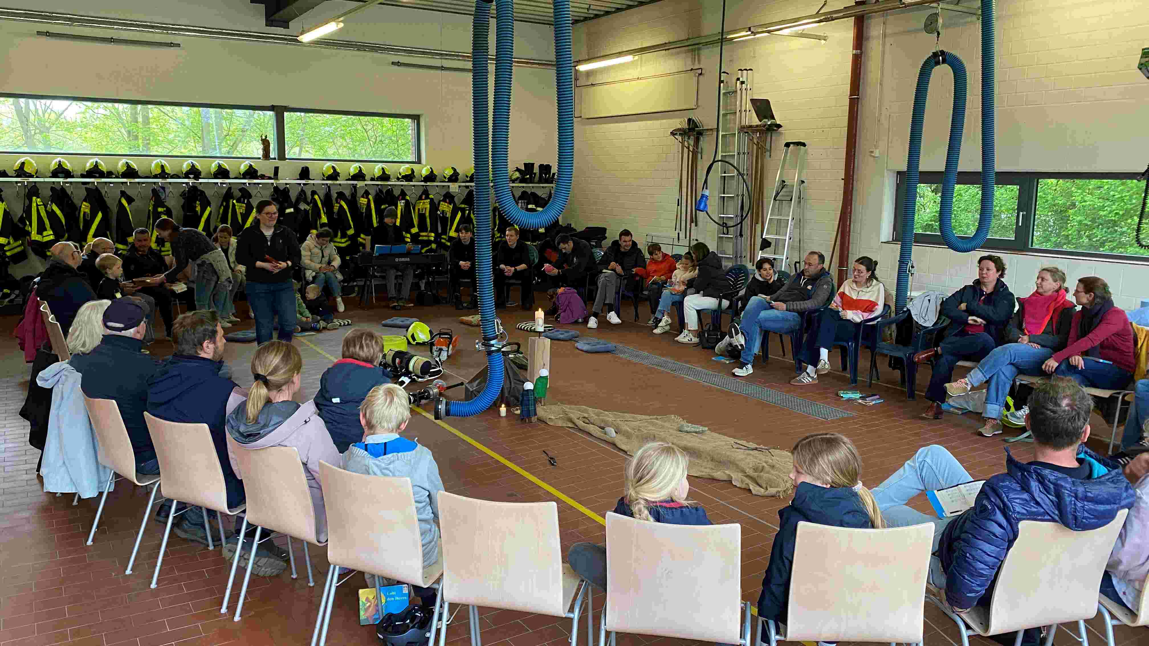 Eine Gruppe Menschen sitzt in einem Kreis bei einem Gottesdienst