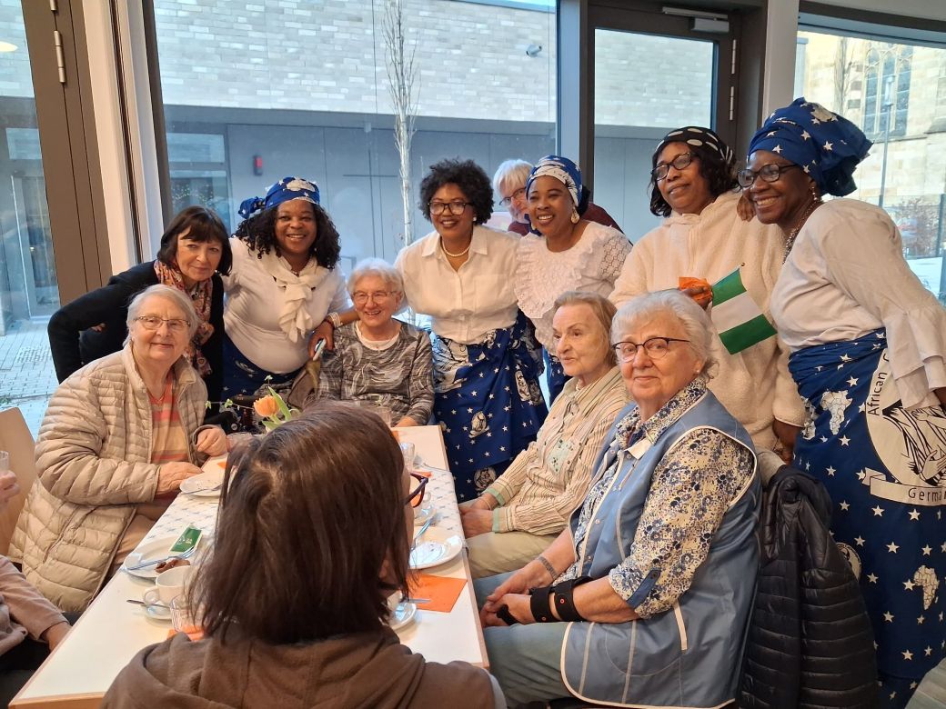 Die Afrikanerinnen mit Gästen im Pfarrzentrum