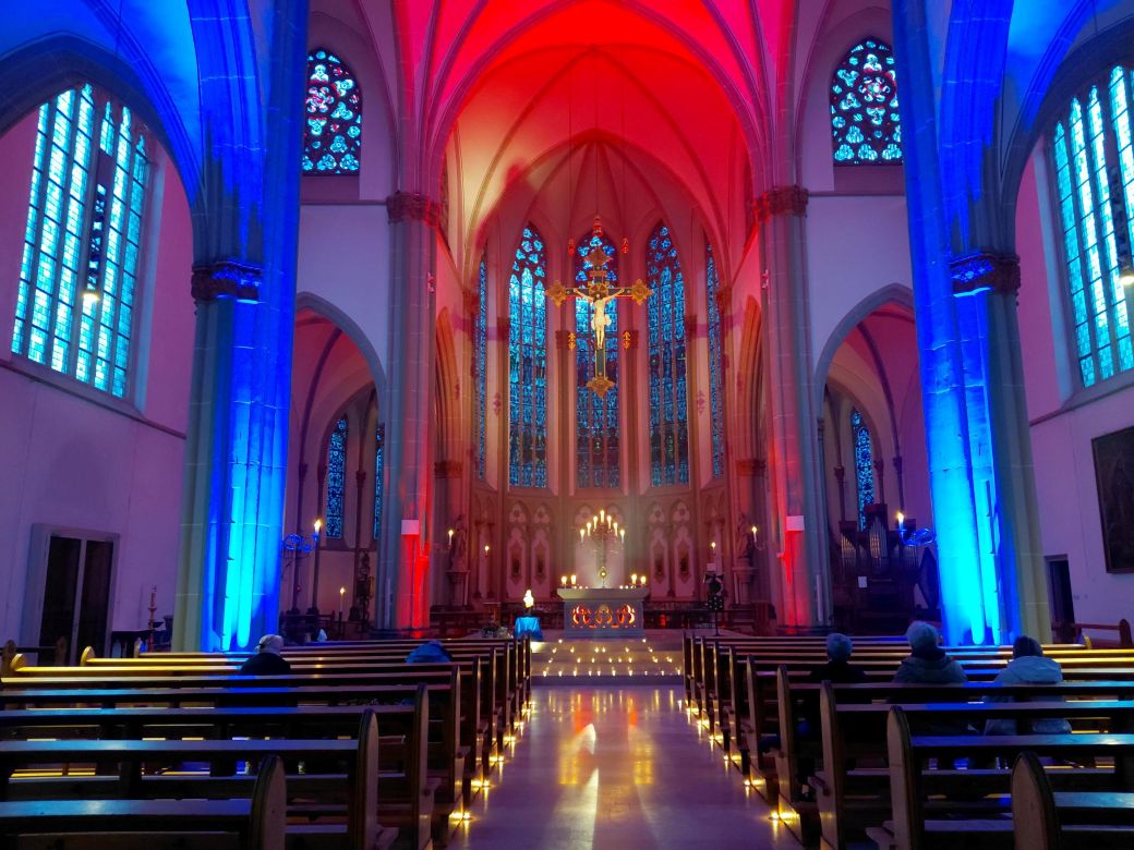 Blick in die farbig beleuchtete Kirche