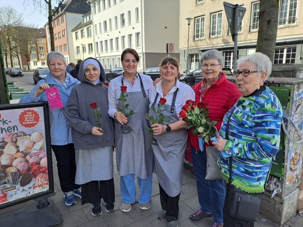 Bei der Übergabe der Rosen