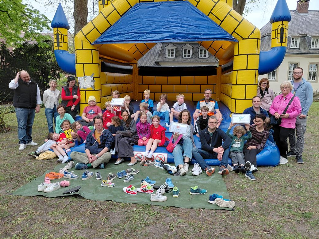 Die Teilnehmenden an der Hüpfburg