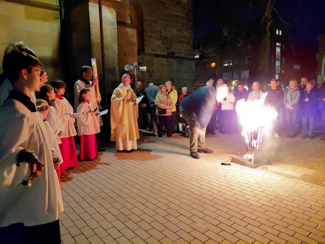 Am österlichen Feuer 