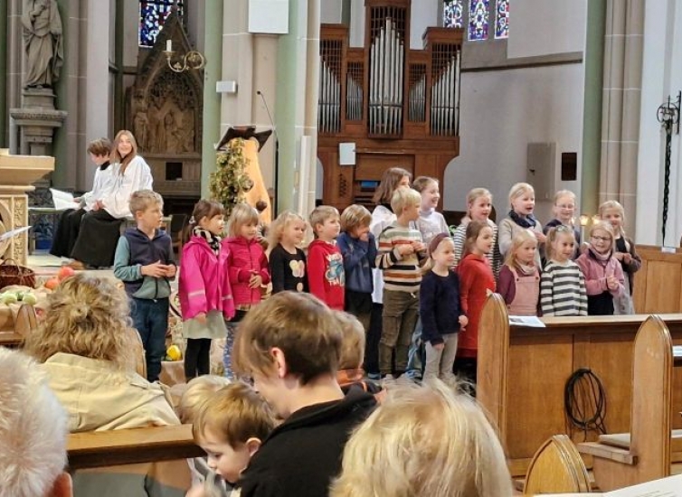 Die Bibeltags-Kinder singen im Gottesdienst