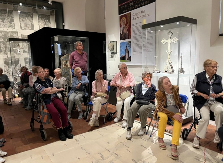 Die kfd-Besucherinnen und Besucher in der Stiftskammer