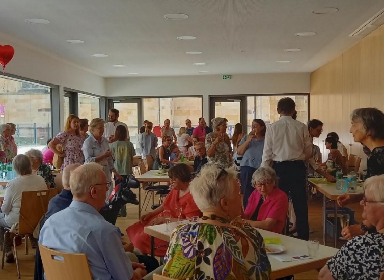 Beim Sektempfang