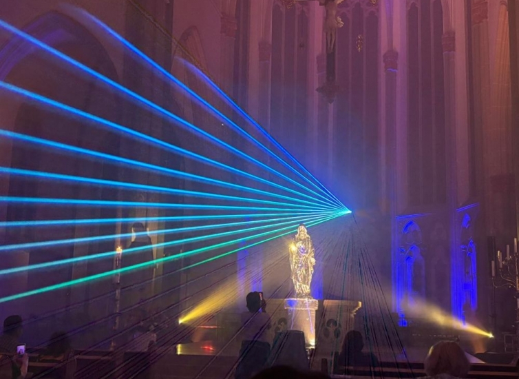 Laserstrahlen in der Kirche