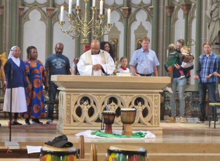 Gemeinschaft rund um den Altar