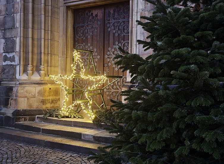 Lichterstern vor der Kirchentür