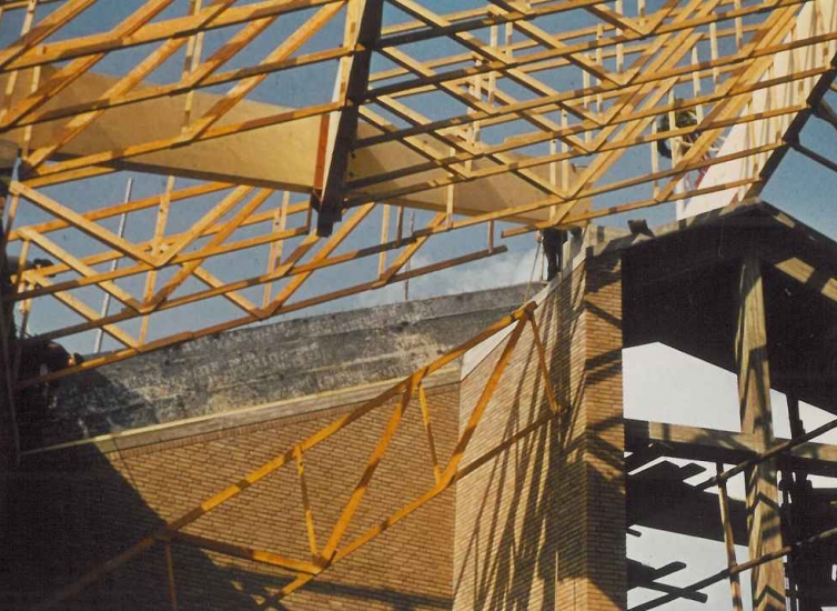 Der Dachstuhl der Margaretakirche während der Bauzeit im Jahr 1962