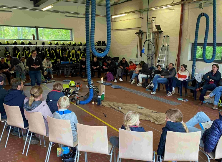 Eine Gruppe Menschen sitzt in einem Kreis bei einem Gottesdienst