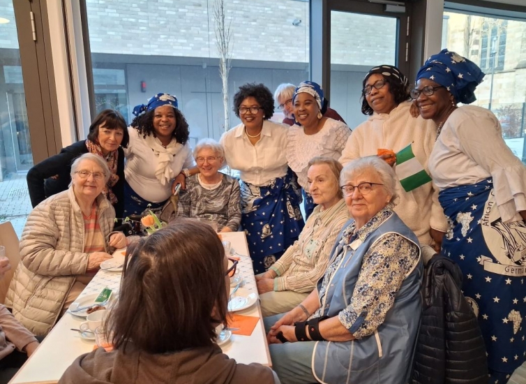 Die Afrikanerinnen mit Gästen im Pfarrzentrum