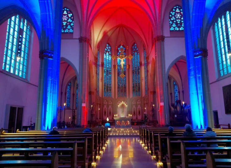 Blick in die farbig beleuchtete Kirche