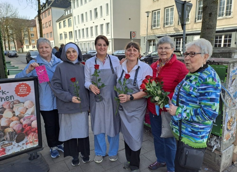 Bei der Übergabe der Rosen