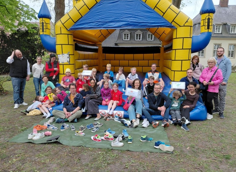 Die Teilnehmenden an der Hüpfburg