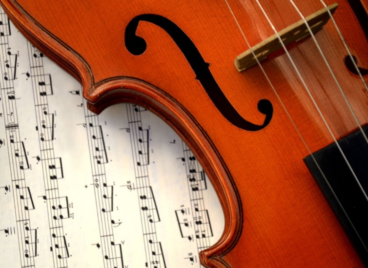 Violine auf einem Notenblatt
