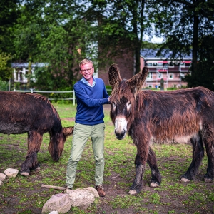 Dr. Rainer Hagencord mit den Eseln Freddy und Fridolin